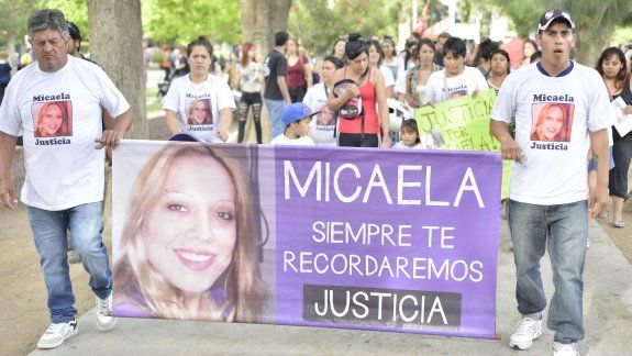 {alttext(La familia de MIcaela, dijo presente en la marcha local.,#NiUnaMenos: Cipolletti marchó contra la violencia de género y los femicidios)}