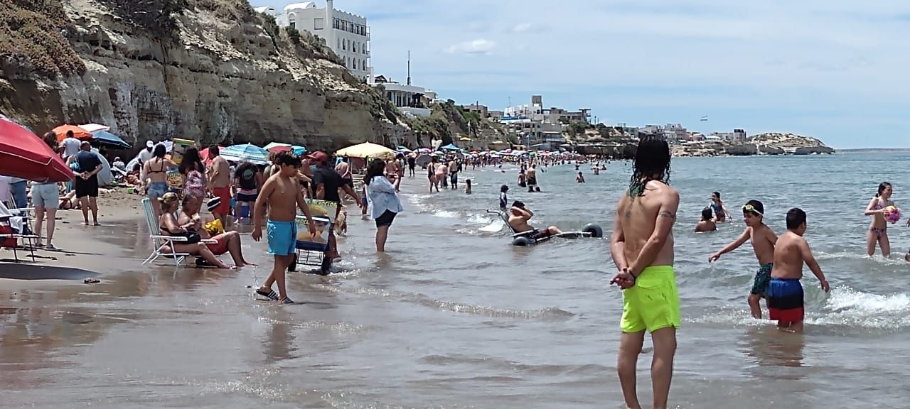 Una multitud disfruta del finde largo en Las Grutas