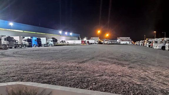 Los camioneros con fruta no pueden salir del puerto