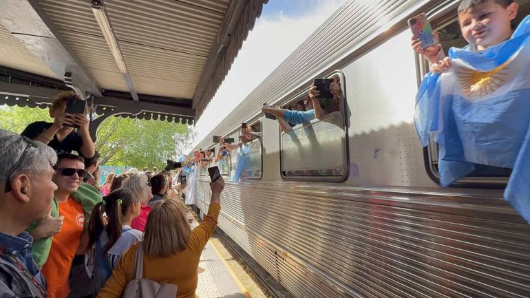 El emocionante paso del tren solidario por Cipolletti: ovación y donaciones