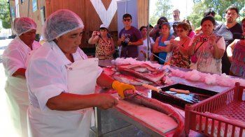 dos vecinas ensenaron a filetear pescados en la playa de las grutas