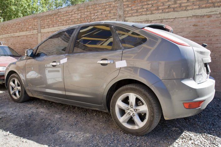 Tras una persecución policial abandonaron un auto y se fugaron