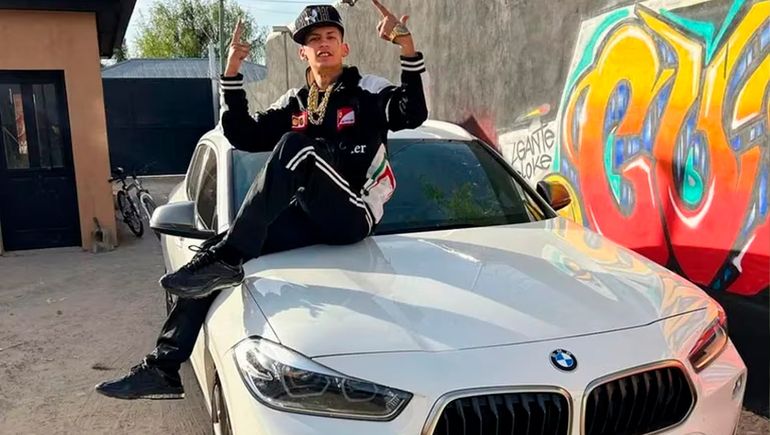 L-Gante mostró y dio todos los detalles de su lujosa flota de autos importados
