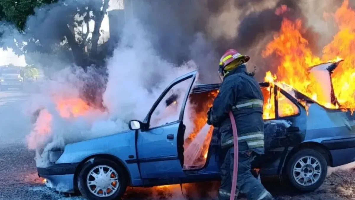 El vehículo Renault ardió en llamas minutos después de las 8.00 am.&nbsp;