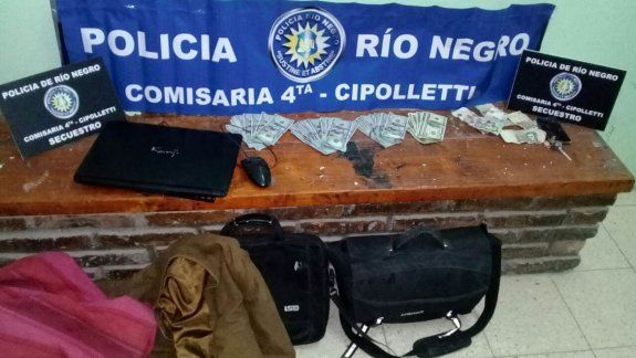 La pareja de ladrones se había llevado una notebook, camperas y los dólares. La chica había escondido el dinero en su ropa interior, pero al final lo entregó.
