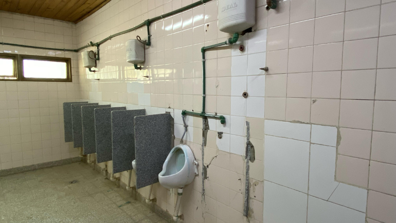 Baños rotos, con faltantes de componentes, pérdida de agua y cañerías tapadas, entre algunos de los inconvenientes sin solución y a días del inicio de clases.