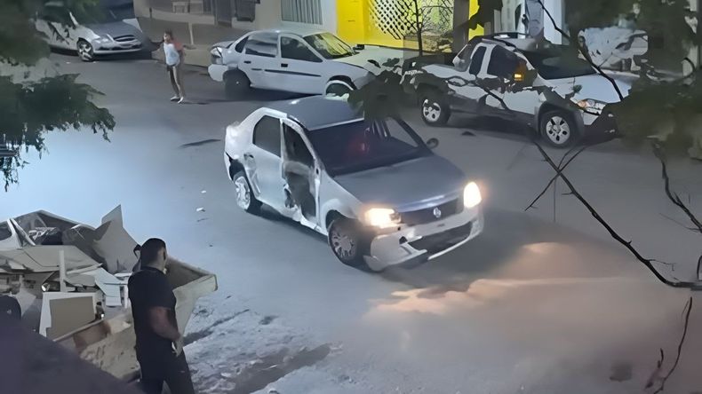 El Logan gris que causó el triple choque. Su conductor se fue del lugar, a pesar del reclamo de damnificados.&nbsp;