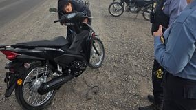 La Honda Wave con apenas 17 kilómetros fue robada en Cinco Saltos. La Policía persiguió a los ladrones, que la abandonaron cerca de un motel de la Ruta 151.&nbsp;