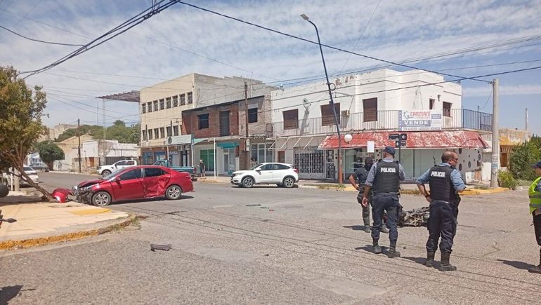 Efectivos policiales concurrieron al lugar alertados por el accidente. La sorpresa vino después. Al retirarle el caso al motociclista descubrieron bolsas con cocaína y marihuana.&nbsp;