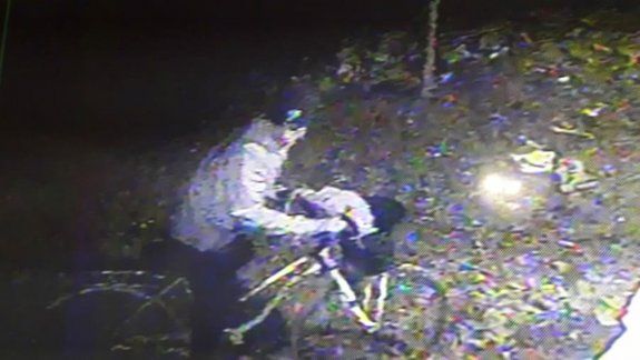 Descubrió a un delincuente entrando a su casa y le tiró el auto encima para detenerlo