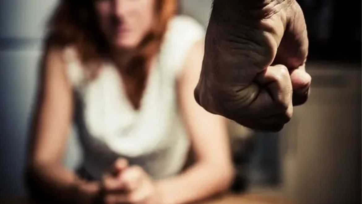 Un hombre terminó demandado por defender a su pareja de la agresión de su ex.