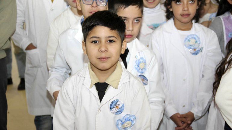 Llenos de emoción, cientos de chicos prometieron lealtad a la bandera