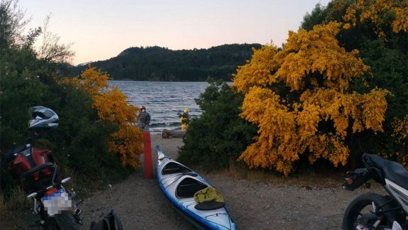 Buscan a un joven que cayó al agua tras darse vuelta su kayak