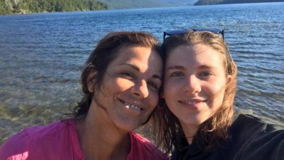 Marisa junto a su hija Laura. Ahora busca a otro familiar.