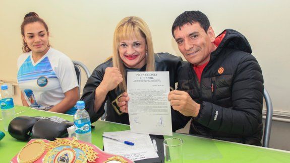 La Locomotora Oliveras y el Comandante Escobar firmaron ayer el contrato para organizar la pelea. Lo hicieron en la confitería céntrica Plaza Var.