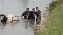 El auto quedó sumergido en el canal de riego, en la zona de Cervantes. Un intenso operativo se efectúa en el lugar en busca de las víctimas.&nbsp;