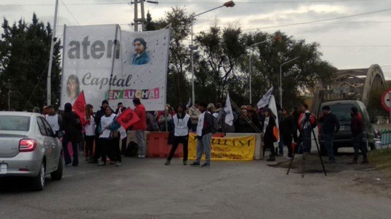 El cruce vehicular en el puente carretero volvió a estar colapsado ayer.