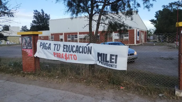 El cartel en la sede atlántica de la Uiverdidad Nacional del Comahue provocó rechazo en diferentes sectores.&nbsp;