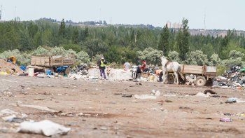 exigen presencia policial para cerrar el ingreso al basural