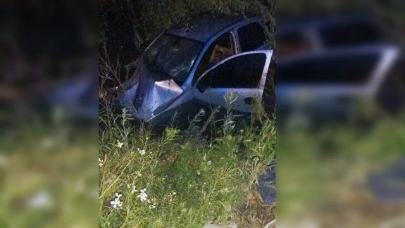 Intentó evitar un accidente y terminó adentro de un desagüe