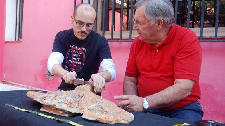 El paleontólogo español Adrián Páramo y el titular del Museo Ameghino
