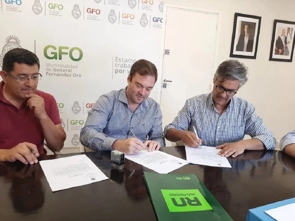 El intendente Lavín al firmar el acuerdo.