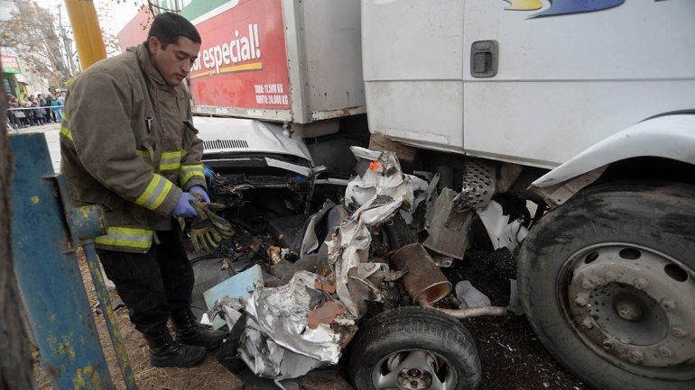 Una familia quedó atrapada bajo un camión sin frenos en Neuquén