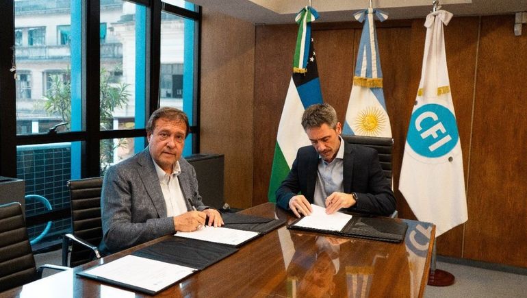 El gobiernador Weretilneck firmó un convenio con el secretario general del CFI