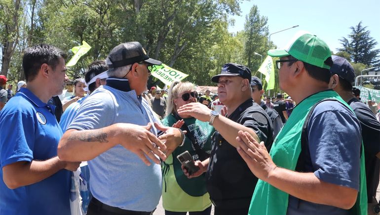 La Uocra y otros sindicatos se manifestaron en los puentes carreteros
