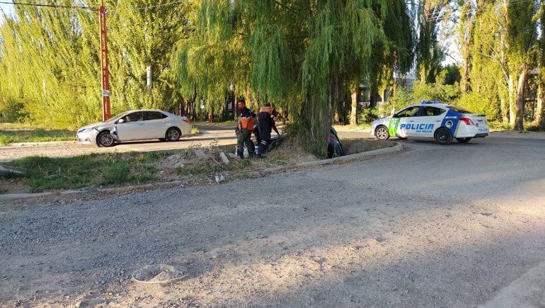 Perdió el control del auto y terminó adentro de un desagüe 