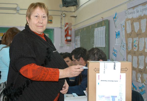 Milesi, la referente local del radicalismo, votó en el Pichi Nahuel