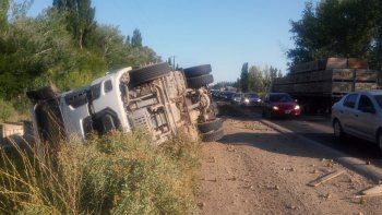 camionero perdio el control y volco sobre la ruta 151