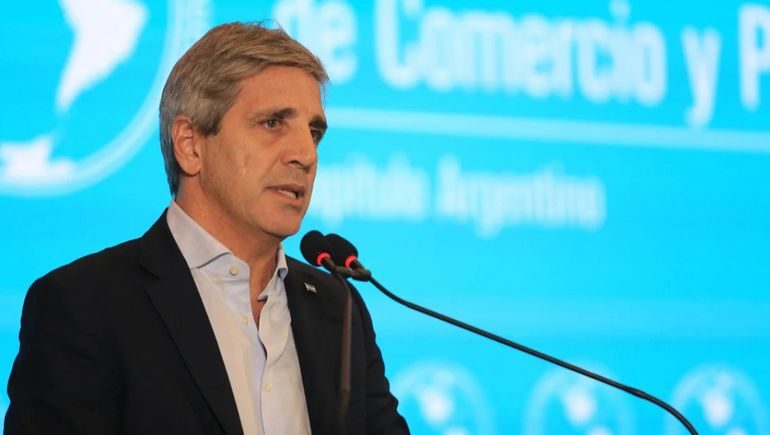 Luis Caputo pidió que los empresarios sean más héroes, prometió bajar impuestos y habló de la inflación