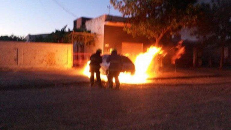El Peugeot 206 estaba estacionado sobre calle Paraguay