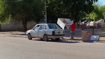 Dos sujetos quedaron filmados en el momento que arrojan residuos voluminosos en el barrio 300 viviendas de Cipolletti.