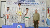 Ciro, en uno de sus tantos logros. El judoca cipoleño necesita una mano. Ciro, en uno de sus tantos logros. El judoca cipoleño necesita una mano.