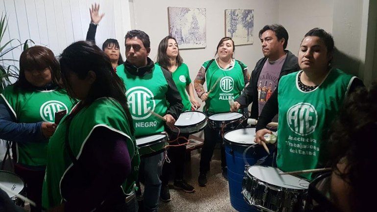 Polémica por una violenta toma en el municipio de Fernández Oro
