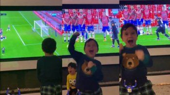 los golazos de messi y el alocado festejo de sus hijos
