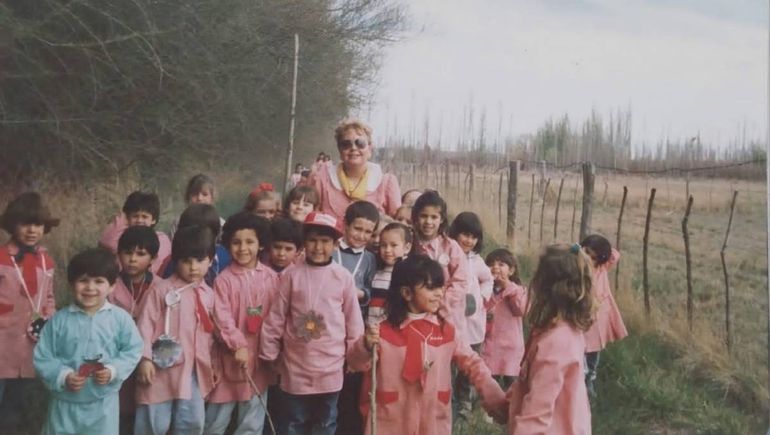 Escuela Crear: maestra y alumnos. Foto: María del Carmen Polla y colaboradores.