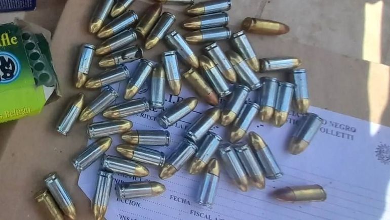 Un total de 54 balas 9 milímetros secuestraron en una de las casas allanadas. Investigaban amenazas con armas.&nbsp;