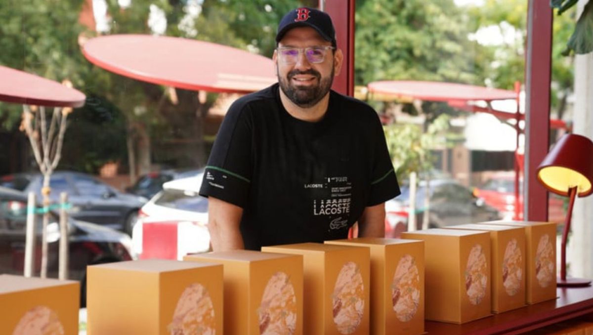 Damián Betular vende huevos de chocolate en su pastelería.&nbsp;