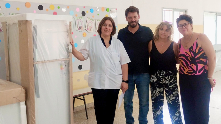 La consejera escolar junto al Intendente entregando una heladera en marzo de 2025 a la escuela 338.