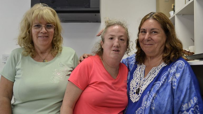 Susana Rotella, referente de Alas del Alma, junto a su hija Cecilia, quien tiene muy junto a sí a Begoña Morera, tesorera de la fundación y madre de Paula Stacco.