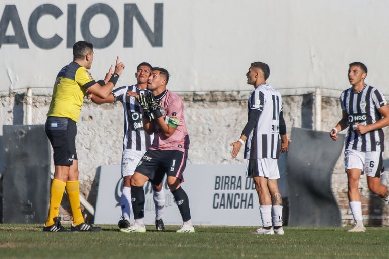 Facundo Crespo le protesta al árbitro José Díaz