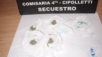 La droga encontrada por policías de la Comisaría 4ta dentro del acondicionador de cabello. 