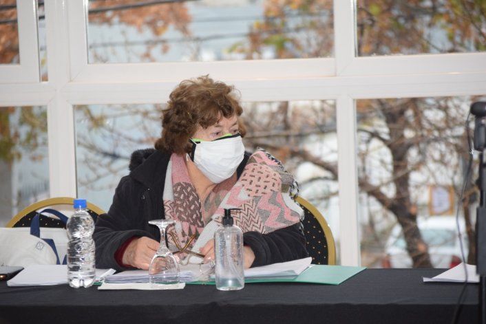 Denuncian a una concejal por mala vecina: No quiere que pisemos su vereda