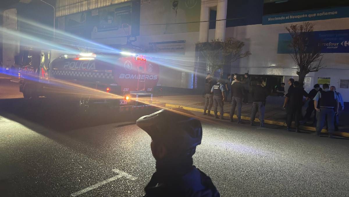 Humo en el supermercado Carrefour de Neuquén.