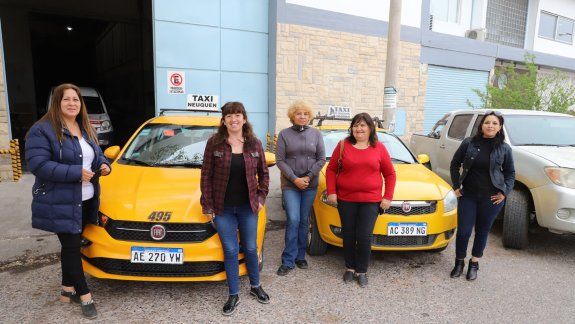 Taxi rosa: el servicio para pasajeras mujeres que llegó a Neuquén