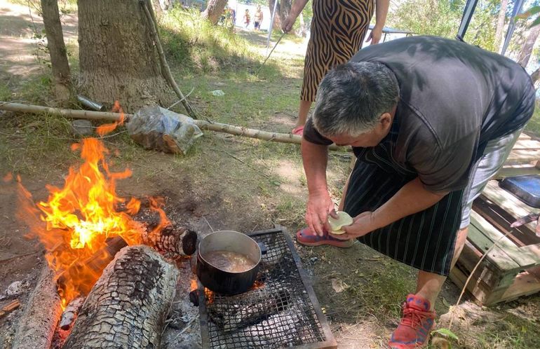 Enrique le pone el hombro. Un camionero que se las rebusca también con las tortas fritas.