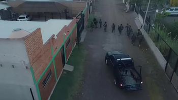 Decenas de policías participaron en el megaoperativo narco efectuado el sábado en domicilios de Cipolletti y la región. Diez personas quedaron imputadas. Foto: Gentileza.